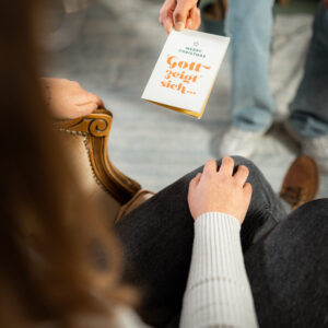 Flyer "Gott zeigt sich" (DE, FR)